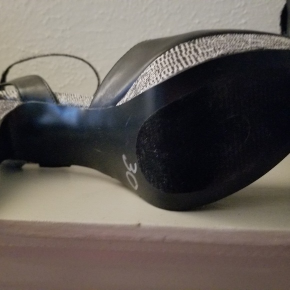 Ladies Shoes - Picture 2 of 3